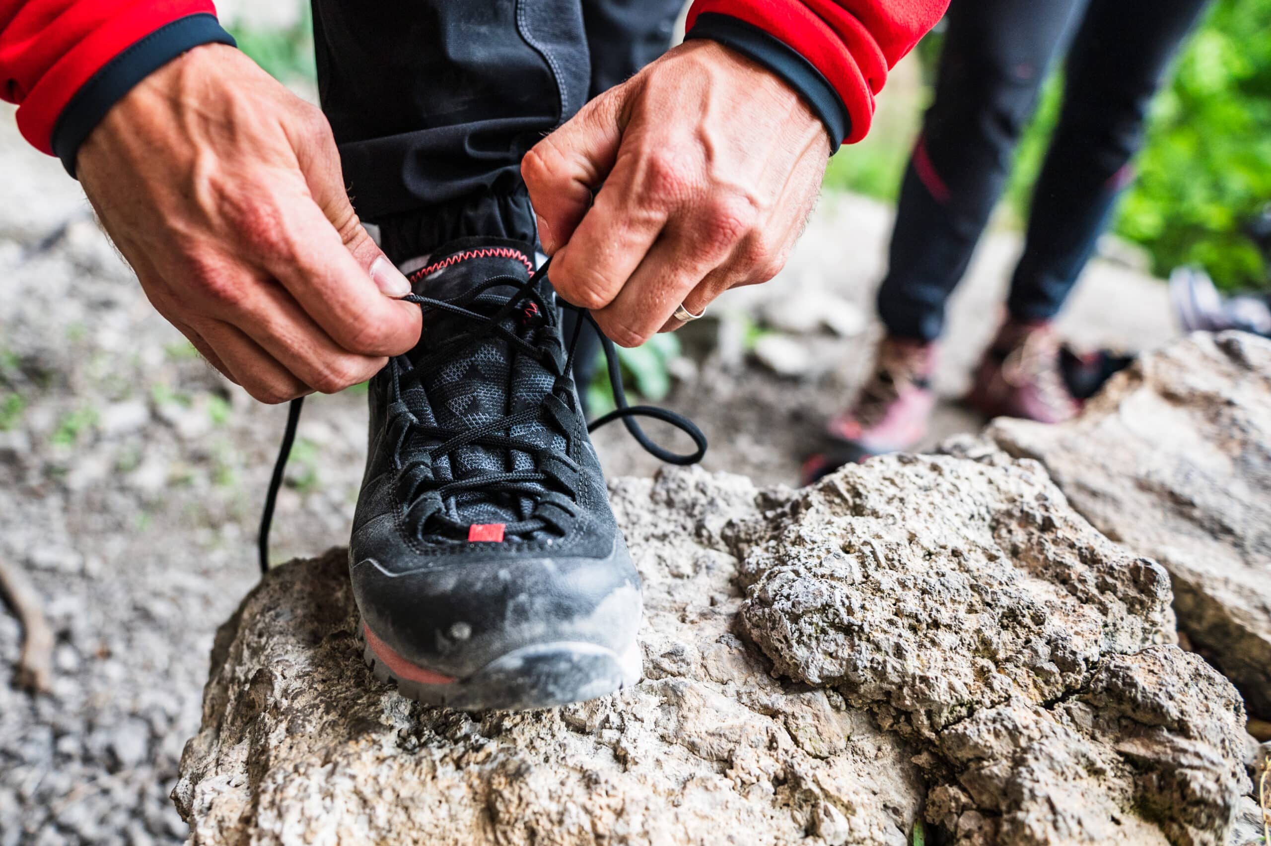Buty podejściowe czy trekkingowe? Kompleksowy przewodnik wyboru obuwia outdoorowego.